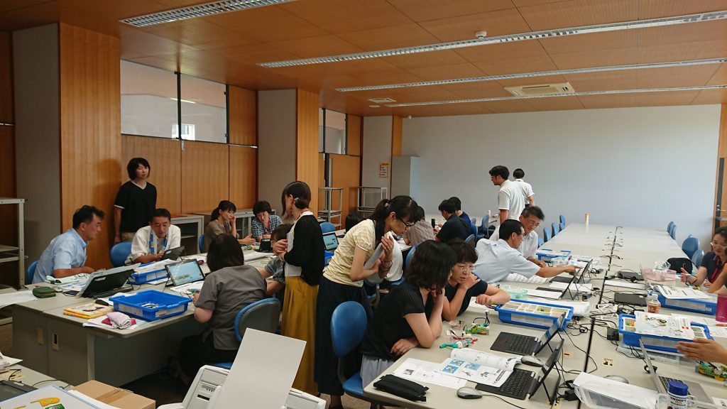 秋田県湯沢市内小学校の教職員を対象にしたプログラミング教育のトレーニング
